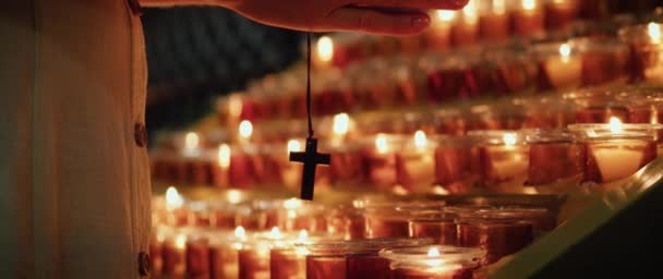 Женщина Молится Церкви Взрослая Девушка Сжимает Руки Крестом Возле Горящих — стоковое видео