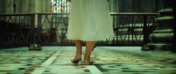 Kilisede Çıplak Ayakla Yürüyen Beyaz Çuval Bezi Giymiş Esmer Bir — Stok video