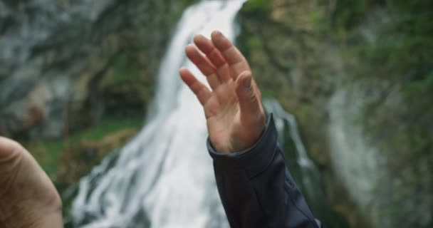 Starší Pár Pěší Turistika Horách Vysoké Pěší Dosažení Vrcholu Vodopádem — Stock video