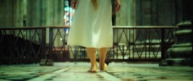 Kilisede Tanrı 'yı arayan yalınayak genç kadın gezgin. Lord 'un yemeğinde geleneksel ayak yıkama..