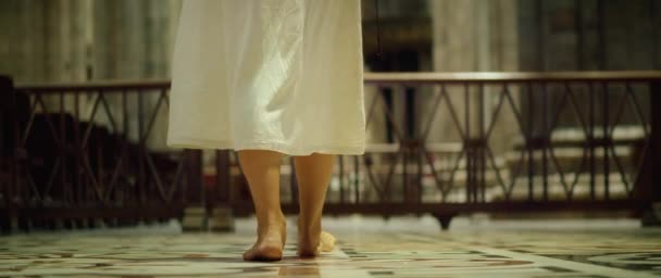 赤脚流浪的年轻女子在教堂里寻找上帝 传统上在领主餐厅洗脚 — 图库视频影像