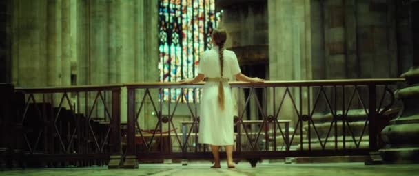 Ξυπόλητη Αλήτισσα Περιπλανώμενη Γυναίκα Που Ψάχνει Τον Θεό Στην Εκκλησία — Αρχείο Βίντεο