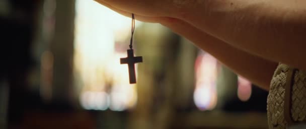 基督教信徒在祷告时手拿木制十字架 宗教观 宗教观念 避免进食和进食 — 图库视频影像