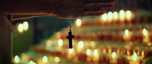 Manos Femeninas Sosteniendo Una Cruz Religiosa Madera Cerca Encender Velas — Vídeos de Stock