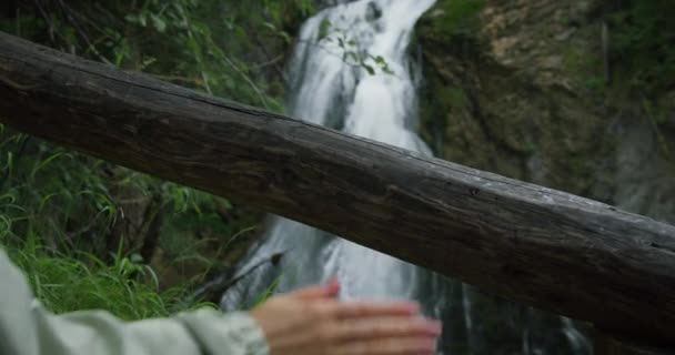 Turista Mirador Mira Una Profunda Cascada Chica Caminando Parque Natural — Vídeos de Stock