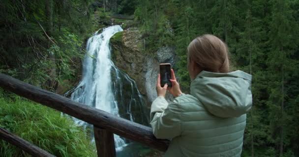 Девушка Туристические Фильмы Голлинг Водопад Горном Лесу Австрии Телефон Вид — стоковое видео