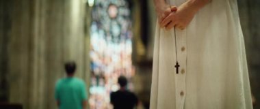 Eski kilisede dua eden bir kadın. Yetişkin bir kız kilise cemaatinde elinde ahşap bir haç tutuyor. Umut, iyilikle, iyilikle kurtuluş inancı. Katedral 'de Düşünce.