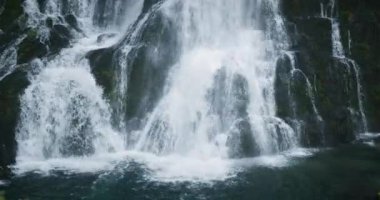 Alplerdeki yosunlu dağ kayalarının üzerinden çağlayan şelale. Gollinger Wasserfall Salzburg, Avusturya yakınlarında.