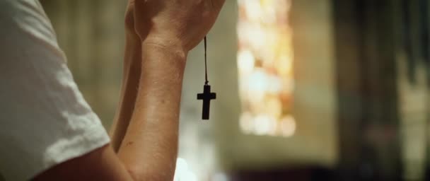 Mains Tenant Quelques Perles Chapelet Croix Religieuse Priant Dans Temple — Video