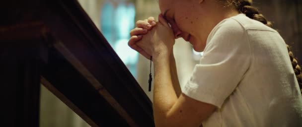 Mujer Rezando Iglesia Perdón Dios Creer Bondad Vida Cristiana Crisis — Vídeos de Stock