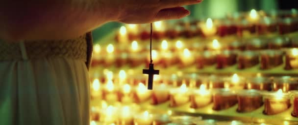Modlící Žena Kostele Dospělá Dívka Svírá Ruce Křížem Blízko Hořících — Stock video