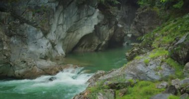 Kayalıklarda temiz nehir akıntısı. Avusturya 'da Lammerklamm yürüyüş yolu. Sonbahar mevsimi, yağmurlu gün