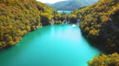 Plitvice Lakes Ulusal Parkı Hırvatistan. Bir sürü su ve şelalesi olan dağ manzarası. Seyahat ve doğa kavramı.