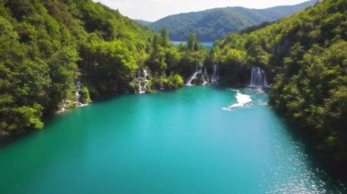 Plitvice Lakes Ulusal Parkı Hırvatistan. Bir sürü su ve şelalesi olan dağ manzarası. Seyahat ve doğa kavramı. Plitvice Lakes Ulusal Parkı Hırvatistan.