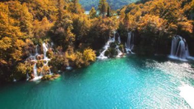 Plitvice Gölleri Ulusal Parkı Hırvatistan 'da sonbahar doğası. Şelalenin hava manzarası gün batımında zümrüt tatlı suya akar. Rahatlama için manzara.