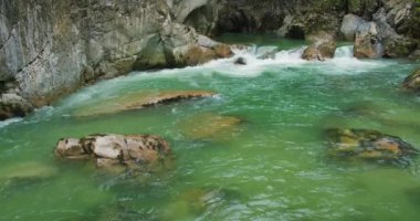 Yağmurlu bir günde dar bir vadide turkuaz suyla sakin bir dağ nehri. Kayaların arasında hızlı ve temiz bir tatlı su akıyor. Avusturya 'da Lammerklamm vadisi.