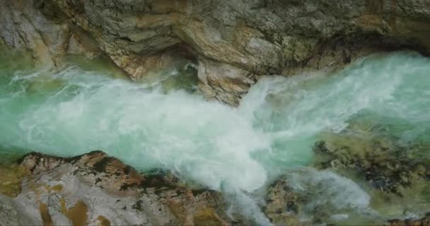 Água Turquesa Fresca Cristalina Rio Montanha Flui Entre Rochas Desfiladeiro — Vídeo de Stock