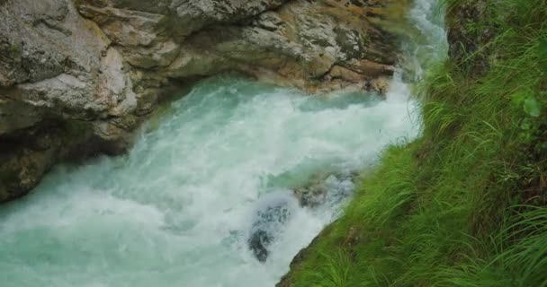 Křišťálově Čistá Svěží Tyrkysová Voda Horské Řeky Teče Mezi Skalami — Stock video