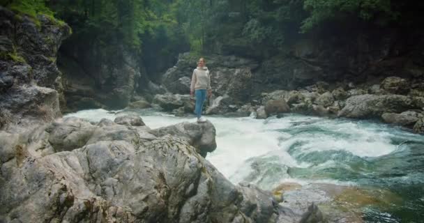 Chica Disfrutando Naturaleza Bosque Con Río Montaña Flujo Rápido Admira — Vídeos de Stock