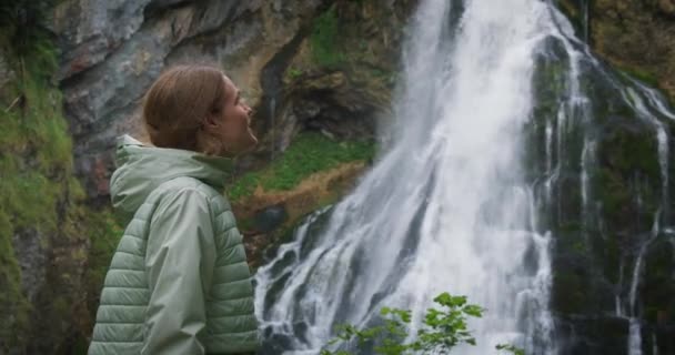 Kvinna Njuter Ett Mäktigt Vattenfall Skogen Regnig Dag Flickan Tar — Stockvideo