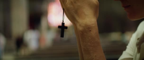 Ženské Ruce Drží Růženec Korálky Náboženský Kříž Modlí Chrámu Dospělá — Stock video