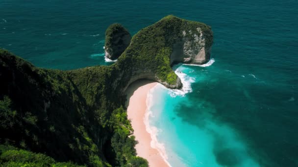 巴厘岛Nusa Penida Kelingking海滩的空中景观 岩石的形状是霸王龙 在印尼的一个著名的地方上空飞行 五彩缤纷的侏罗纪公园 有绿色的悬崖和深蓝色的海浪 — 图库视频影像