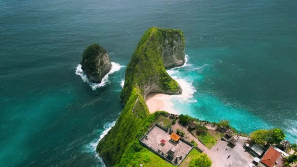 Costa Rocosa Tropical Bali Los Turistas Descienden Largo Peligroso Camino — Vídeo de stock