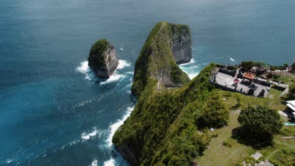 开林金海滩的空中景观 印度尼西亚巴厘岛努沙潘尼达热带岛屿上的悬崖边寺庙 可以看到深海波浪 — 图库视频影像