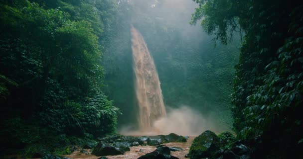 Cachoeira Nungnung Verão Verde Floresta Exuberante Fluxo Água Suja Fluxo — Vídeo de Stock
