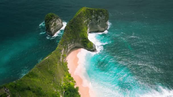 Groen Tropisch Bos Aan Oceaankust Met Ongerept Zandstrand Azuurblauwe Oceaangolven — Stockvideo
