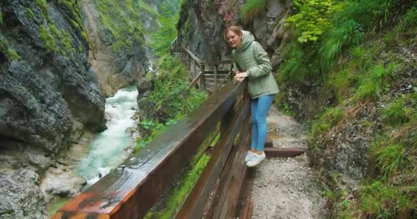 Mujer Activa Feliz Turista Desfiladero Rocoso Con Río Profundo Que — Vídeo de stock