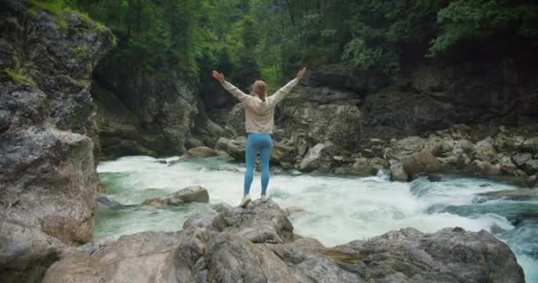 Chica Disfrutando Naturaleza Bosque Con Río Montaña Flujo Rápido Mujer — Vídeos de Stock