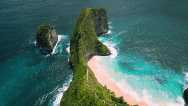 Widok Lotu Ptaka Piaszczystej Plaży Kelingking Tropikalnej Wyspie Bali Zielony — Wideo stockowe