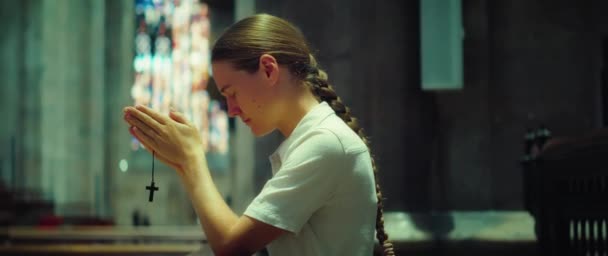 Молода Жінка Молиться Церкві Релігійна Доросла Дівчина Схилилася Молитві Бога — стокове відео