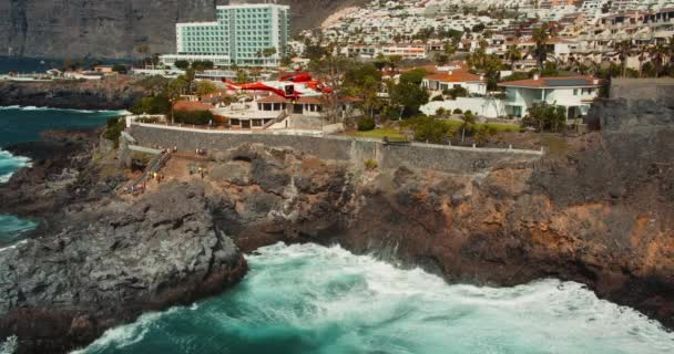 テネリフェ島 カナリア諸島 プエルトサンティアゴ 2023 ヘリコプターは オープンオーシャンでの捜索と救助任務を守ります 航空機は 岩場の負傷者に最初の援助を提供しています — ストック動画