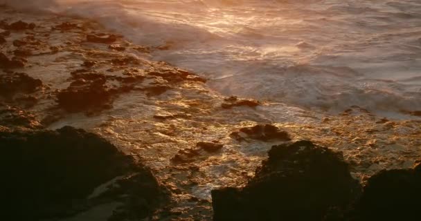 在圣地亚哥港的岩石海岸线上 剧烈地波涛汹涌的海浪在金色落日的余晖中缓慢地冲撞着 海水飞溅 向高空喷射 并与码头近距离接触 Tenerife金丝雀 — 图库视频影像