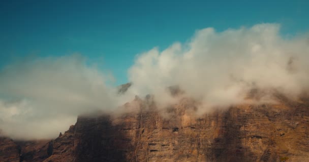 Λευκά Σύννεφα Πάνω Από Βουνοκορφές Los Gigantes Βράχια Στην Ακτογραμμή — Αρχείο Βίντεο