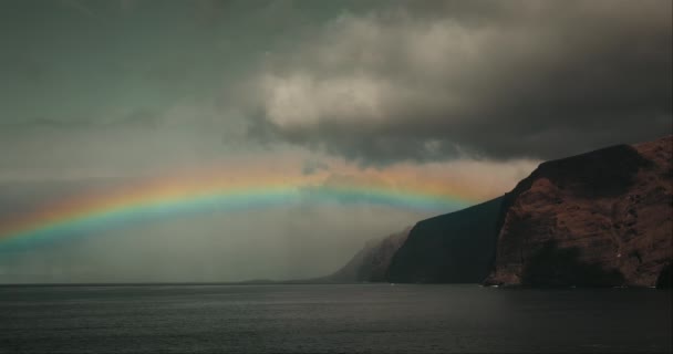 Verbazingwekkend Landschap Van Donkere Oceaan Heldere Regenboog Aan Hemel Natuurlijke — Stockvideo