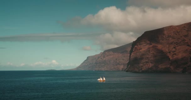 Oceaan Blauwe Zonnige Hemel Met Pluizige Witte Wolken Buurt Van — Stockvideo