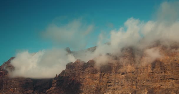 日落时分 在特内里费的Los Gigantes悬崖附近 海洋和蓝色的阳光普照的天空 白云飘扬 加那利群岛西班牙 — 图库视频影像