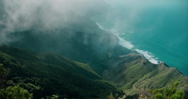 Dicke Nebelschwaden Ziehen Über Die Berglandschaft Der Küste Filmreifes Meer — Stockvideo