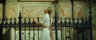 Turist kadın katedral kilisesinin mimari sanatını araştırıyor. Yetişkin kız tarihi tapınakta akranları. Gezgin, antik tavanın güzelliğinin tadını çıkarıyor. Yakın plan kadın portresi..