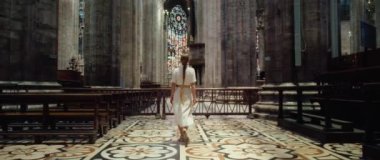 Kilisede Tanrı 'yı arayan genç bir avare. Antik Katedral Bazilikası. Kilisede yürüyen turist kız..