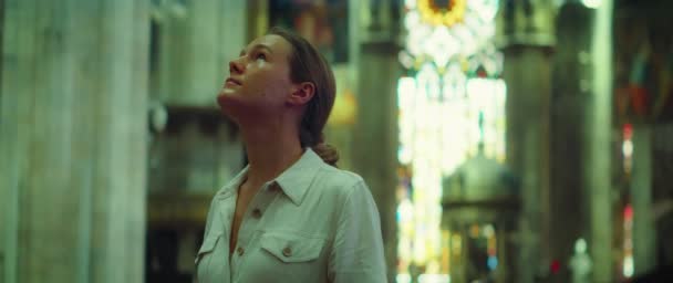 Fiatal Élvezi Kilátást Építészet Katedrális Templomában Egy Lány Aki Közelről — Stock videók