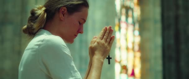 Menina Adulta Ajoelhada Oração Igreja Sinceramente Crente Pessoa Perdão Dos — Vídeo de Stock