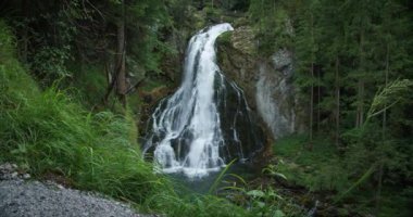 Avusturya 'da manzara şelalesi Gollinger Wasserfall. Golling Salzach 'ta turistik ilgi.