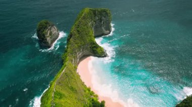 Yeşil uçurumları ve derin mavi okyanus dalgaları olan renkli Jurassic parkı. Bali tropikal adasındaki Kelingking kumlu plajının havadan görünüşü. Nusa Penida.