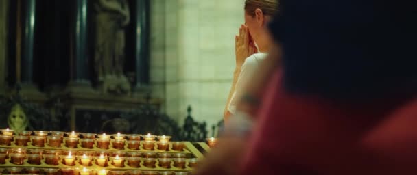 Młoda Kobieta Modli Się Kościele Religijna Dorosła Dziewczyna Modlitwie Boga — Wideo stockowe
