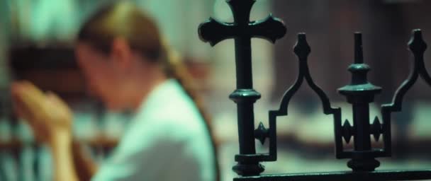 Junge Frau Betet Der Kirche Religiöses Erwachsenes Mädchen Kniete Gebet — Stockvideo
