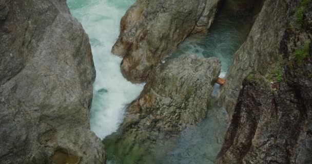 清澈的山川 有滚烫的水沫和飞溅的水 落基黑暗峡谷Lammerklamm在奥地利 下雨天流水湍急 春意盎然 — 图库视频影像